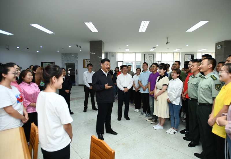 7月15日至16日，中共中央总书记、国家主席、中央军委主席习近平在内蒙古考察并指导开展“不忘初心、牢记使命”主题教育。这是16日上午，习近平在内蒙古大学图书馆同学生们亲切交谈，勉励他们志存高远、脚踏实地、发奋图强。