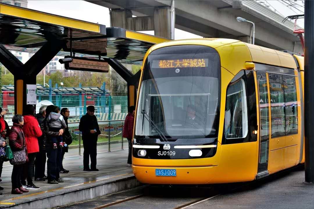 我院120余名师生服务松江区现代有轨电车示范线万人试乘体验活动