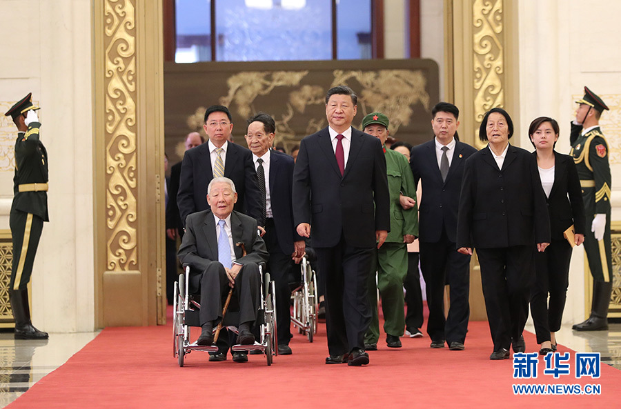 9月29日，中华人民共和国国家勋章和国家荣誉称号颁授仪式在北京人民大会堂金色大厅隆重举行。中共中央总书记、国家主席、中央军委主席习近平同国家勋章和国家荣誉称号获得者一同步入会场。