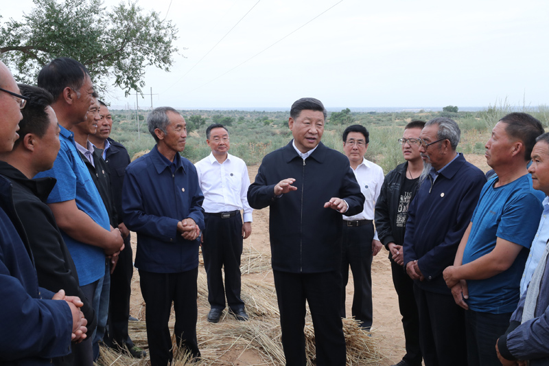 8月19日至22日，中共中央总书记、国家主席、中央军委主席习近平在甘肃考察。这是21日上午，习近平在武威市古浪县八步沙林场同“六老汉”代表及林场职工亲切交谈。