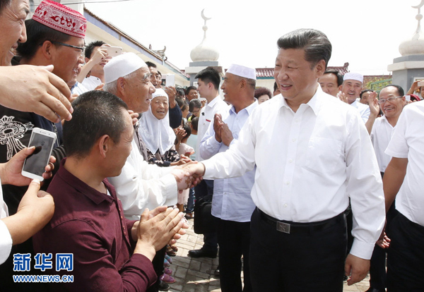 7月18日至20日，中共中央总书记、国家主席、中央军委主席习近平在宁夏调研考察。这是7月19日上午，习近平在银川市永宁县闽宁镇原隆移民村，看望慰问移民群众。新华社记者鞠鹏摄