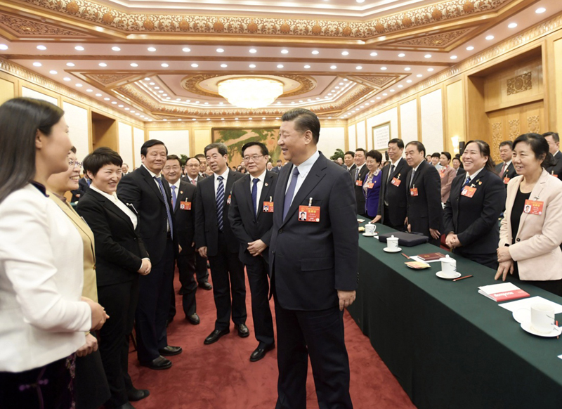 　　3月8日，中共中央总书记、国家主席、中央军委主席习近平参加十三届全国人大二次会议河南代表团的审议。在“三八”国际劳动妇女节到来之际，习近平代表党中央，向参加全国两会的女代表、女委员、女工作人员，向全国各族各界妇女，致以节日的祝贺和美好的祝福。这是习近平同女代表亲切交谈。