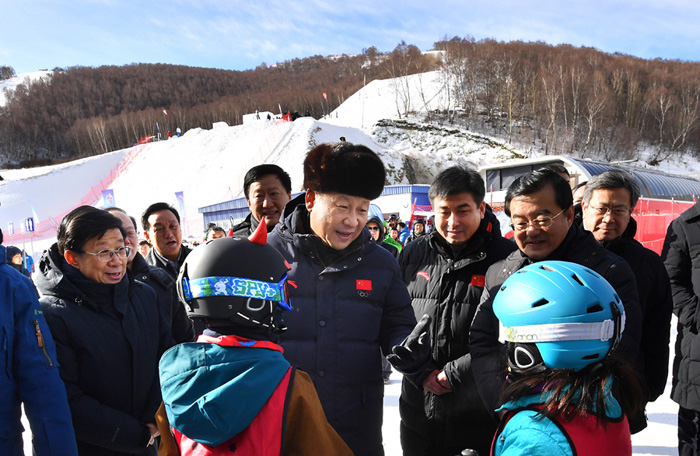 1月23日，中共中央总书记、国家主席、中央军委主席习近平在河北省张家口市考察北京冬奥会筹办工作。这是习近平在云顶滑雪场亲切勉励参加滑雪冬令营的少年儿童。