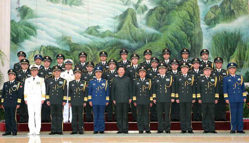 这是习近平接见武汉联勤保障基地领导班子成员和各联勤保障中心主要领导，并同大家合影留念。