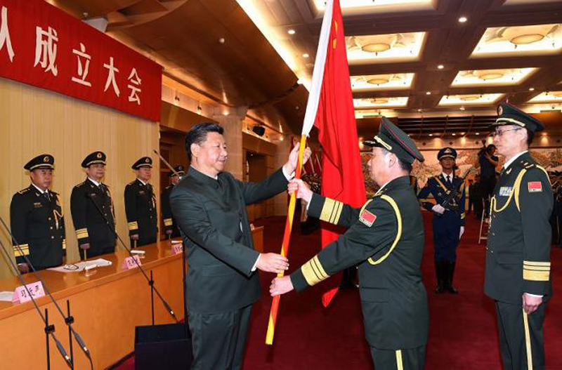 这是习近平向武汉联勤保障基地司令员李士生、政治委员殷志红授军旗。