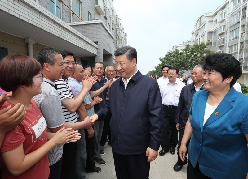 6月12日至14日，中共中央总书记、国家主席、中央军委主席习近平在山东考察。这是14日上午，习近平在济南市章丘区双山街道三涧溪村，同村民们亲切交谈。