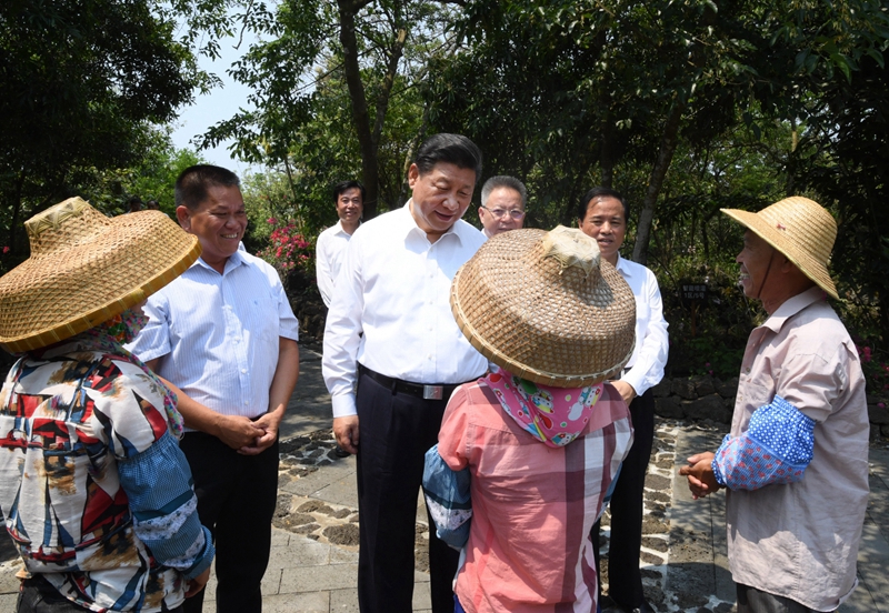 4月11日至13日，中共中央总书记、国家主席、中央军委主席习近平在海南考察。这是4月13日上午，习近平在海口市秀英区石山镇施茶村考察时，同村民亲切交谈。