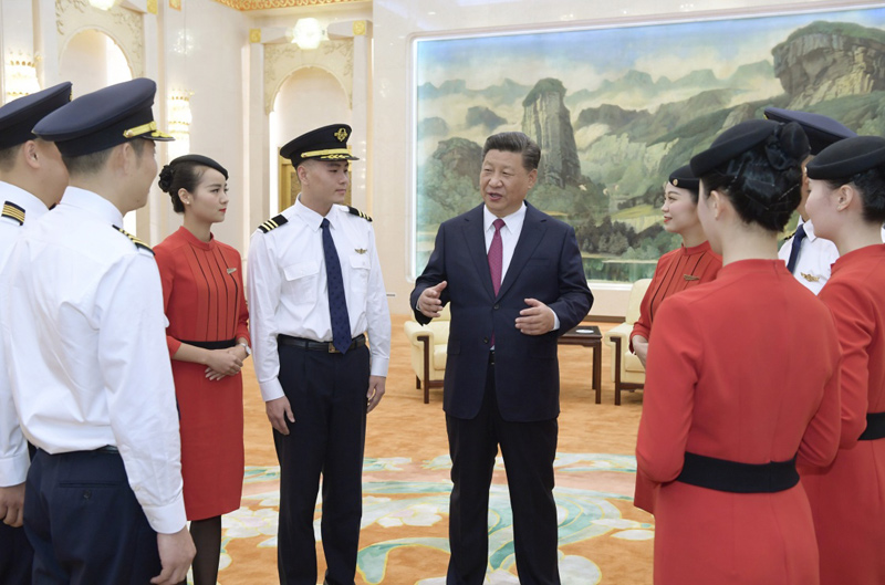 中共中央总书记、国家主席、中央军委主席习近平专门邀请四川航空“中国民航英雄机组”全体成员参加庆祝中华人民共和国成立69周年招待会。这是9月30日下午国庆招待会前,习近平在人民大会堂亲切会见他们。