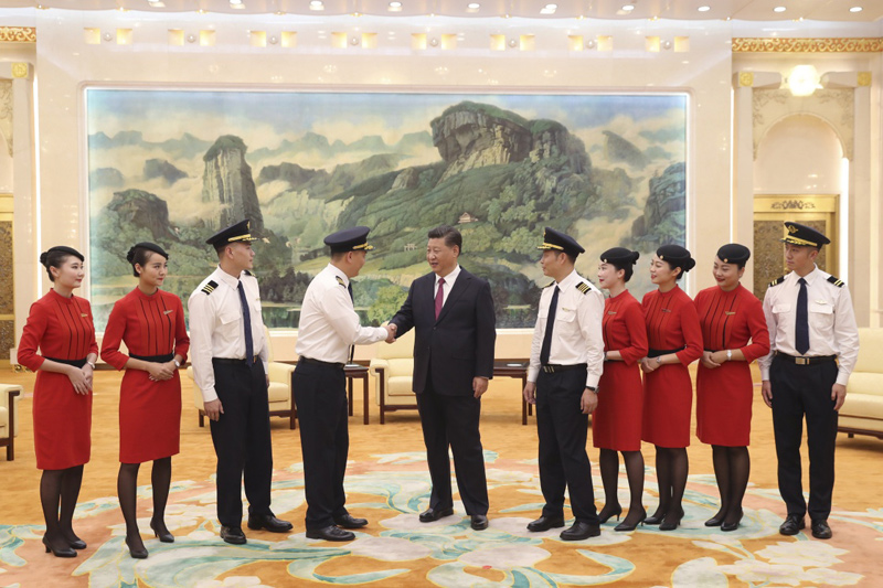 中共中央总书记、国家主席、中央军委主席习近平专门邀请四川航空“中国民航英雄机组”全体成员参加庆祝中华人民共和国成立69周年招待会。这是9月30日下午国庆招待会前,习近平在人民大会堂亲切会见他们。